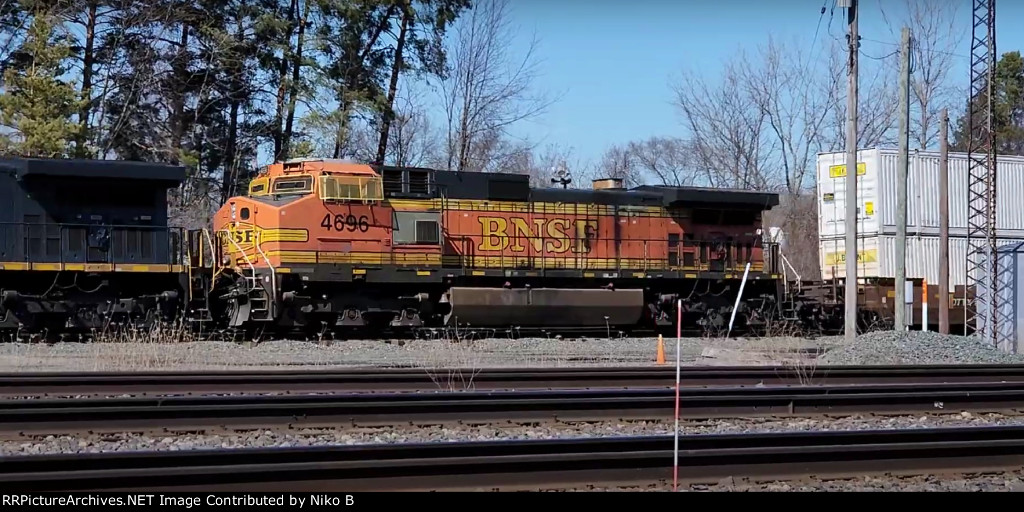 BNSF 4696